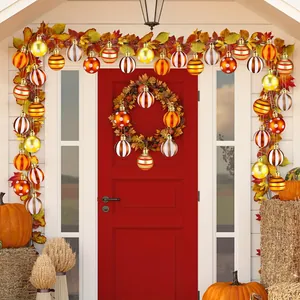 Puerta decorada con guirnalda de otoño y bolas decorativas pintadas de colores vivos