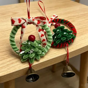 Festose decorazioni natalizie fatte a mano con campanelli e fiocchi a cuori rossi