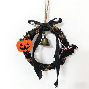 Detaillierte Nahaufnahme eines rustikalen Halloween-Rattankranzes mit Glockenornament