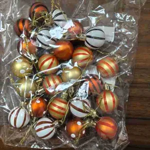 Vista detallada de bolas decorativas de plástico de 3 cm de otoño en su embalaje