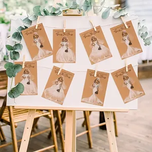 Carte gioco per matrimonio Guess The Dress su cavalletto con foglie di eucalipto