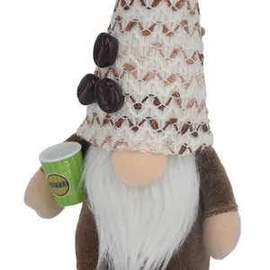 Primer plano detallado de un gnomo de peluche de café con gorro de punto y taza pequeña