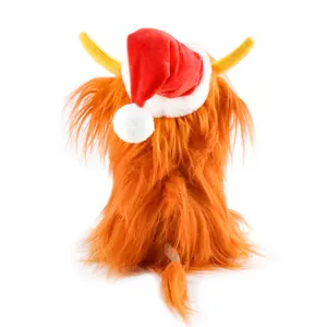 Vista trasera de un peluche de vaca escocesa naranja con un gorro navideño festivo