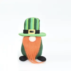 Gnomo de peluche del día de San Patricio con sombrero a rayas verdes y barba naranja