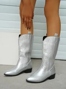 Bottes de cowboy argentées avec broderies complexes et bout pointu élégant