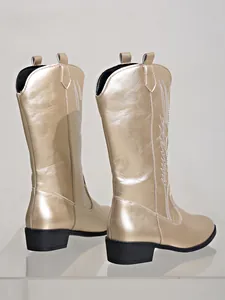 Bottes de cowboy dorées hauteur genou avec broderie blanche et talon bloc noir
