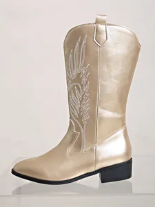 Vue latérale détaillée des bottes de cowboy dorées métallisées avec broderies blanches