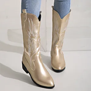 Vue détaillée des bottes de cow-boy dorées avec broderie blanche décorative