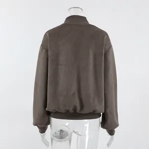 Achteraanzicht van een minimalistisch grijs suède jack op een doorzichtige pop