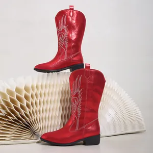 Bottes western rouges métallisées pour femmes avec broderies blanches sur papier