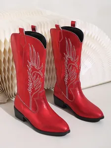 Bottes de cow-boy occidentales brodées rouge métallisé avec bout pointu et talon carré.