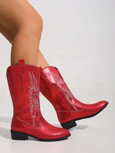 Vue détaillée de bottes de cowboy rouge métallisé avec broderie et bout pointu