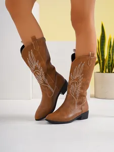 Vue détaillée de bottes de cowboy marron pour femmes avec broderies et talons