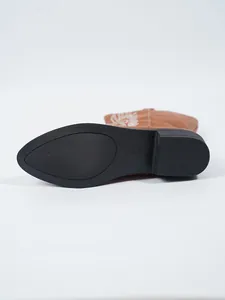 Vue détaillée de la semelle en caoutchouc noir de ces bottes de cowboy brodées marron