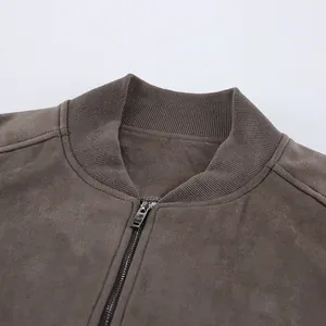 Detailoverzicht van de geribbelde kraag en rits van een stijlvol bruin imitatie suède jack