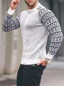 Detail der Waffelstrick-Struktur und gemusterten Ärmel eines Herren-Langarmshirts