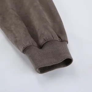 Detailweergave van de geribbelde manchet van een vintage grijs faux suède jasje dames