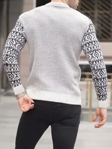 Rückansicht eines Herren-Waffelstrickpullovers mit schwarz-weißen geometrischen Ärmeln