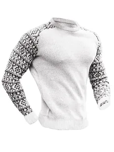 Detailansicht eines Herren-Waffelstrick-Langarmshirts mit geometrisch gemusterten Ärmeln