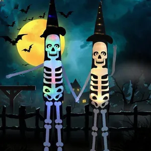 Detailansicht der Halloween Skelett Windsäcke mit leuchtenden LED-Lichtern bei Nacht.