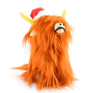 Adorno navideño de vaca de las tierras altas naranja con gorro de Papá Noel blanco
