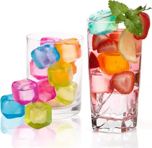 Gros plan sur des glaçons en plastique colorés réutilisables dans des boissons fraîches