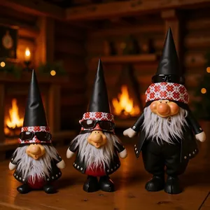 Vue détaillée de trois gnomes faits main en tenues de cuir noir avec des lunettes.