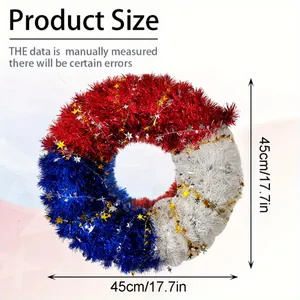 Détail de taille d'une couronne de guirlandes rouge, blanc, bleu avec décorations étoiles.