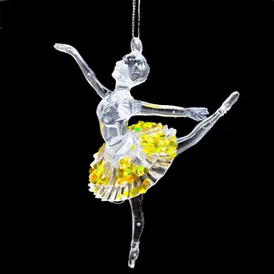 Nahaufnahme eines Ballerina-Weihnachtsanhängers aus Acryl mit gelben Pailletten-Details