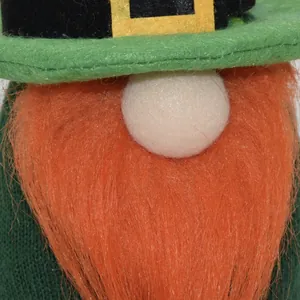 Primer plano de un gnomo del Día de San Patricio con barba naranja y sombrero verde