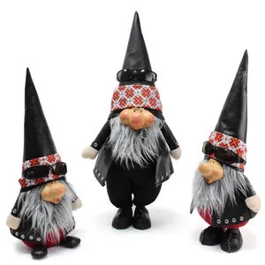 Détail macro de trois gnomes en cuir noir faits main portant des lunettes de soleil