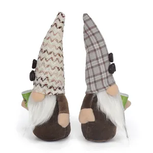 Detalle de dos gnomos de café de peluche hechos a mano con sombreros de cuadros y tazas pequeñas