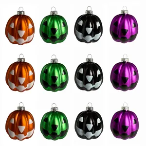 Dettaglio di ornamenti a zucca di Halloween da 5cm in arancione verde nero e viola