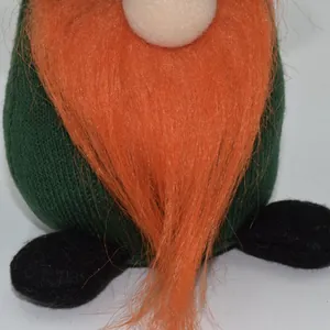 Primer plano detallado de un gnomo de San Patricio con barba naranja y cuerpo verde