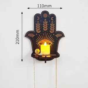 Vue détaillée de l'étagère murale à bougie Hamsa en bois avec marque de 210 mm.