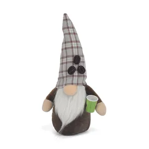 Detalle del gnomo de café con gorro de cuadros, granos y taza pequeña