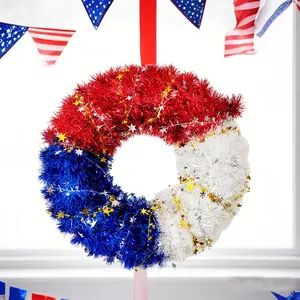 Gros plan d'une couronne de fête rouge, blanche et bleue ornée d'étoiles scintillantes