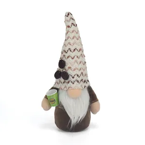 Encantador muñeco de peluche de gnomo de café con gorro de punto y una taza de café mini