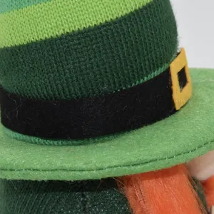 Primer plano detallado de un sombrero de gnomo de San Patricio verde con hebilla negra.