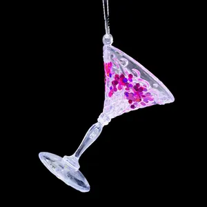 Detailansicht eines Martini-Glas-Weihnachtsschmucks aus Acryl mit rosa Pailletten