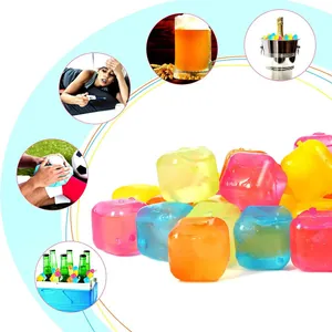 Glaçons réutilisables en plastique coloré pour boissons d'été et compresses froides.
