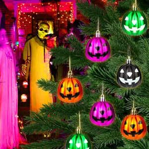 Palline colorate a forma di zucca di Halloween appese per decorazioni festive.