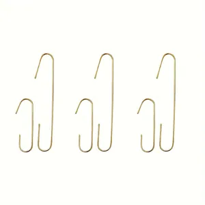 Set aus goldenen C-förmigen Metallhaken für Weihnachtsschmuck in zwei verschiedenen Größen.