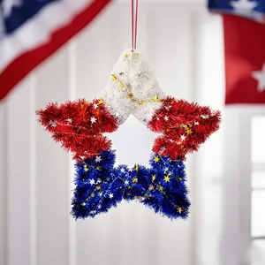Vue détaillée de la couronne étoilée patriotique rouge blanc bleu ornée de mini étoiles