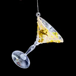 Detailansicht eines klaren Acryl-Martiniglas-Ornaments mit schimmernden goldenen Pailletten