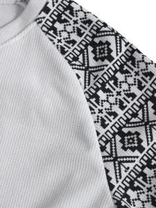 Nahaufnahme von Waffelstrick und geometrischem Muster auf Langarmshirt für Herren