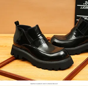Primer plano detallado de botas Chelsea negras para hombre con suela gruesa track.