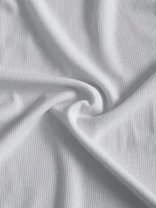 Detailansicht der hochwertigen weißen Waffelstrick-Struktur für Herren-T-Shirts