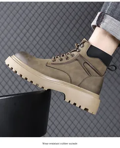 Vue détaillée de la semelle en caoutchouc résistante sur ces bottes de travail pour hommes