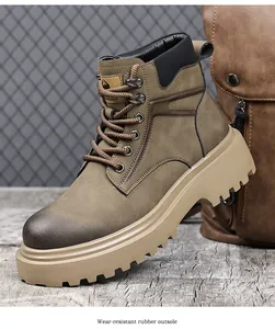Vue rapprochée de la semelle extérieure en caoutchouc épais de bottes de travail kaki